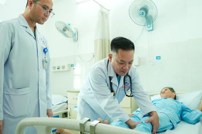 Đi bộ là đau chân, cụ ông đứng trước bài toán cứu chân hay giữ thận