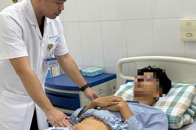 Ngã xe máy thanh niên vỡ bàng quang