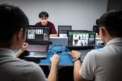 Cận cảnh nơi sản xuất hàng chục tập phim ngắn AI mỗi ngày