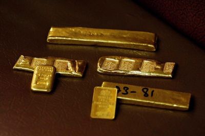 Giá vàng thế giới đang giảm thêm, chứng khoán Mỹ lập đỉnh
