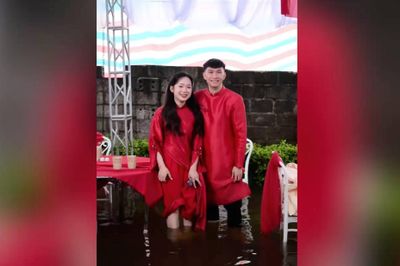 Cô dâu chú rể cùng quan khách xắn quần vì mưa ngập rạp đám hỏi