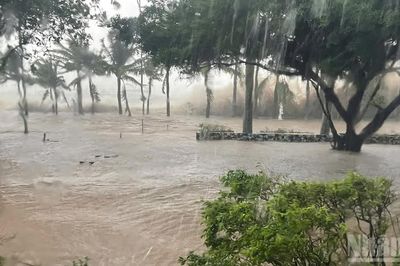 Không khí lạnh tràn vào miền trung gây mưa lớn diện rộng, nền nhiệt ở miền bắc giảm