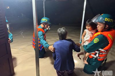 TP Hồ Chí Minh: Kịp thời cứu hộ 12 người trong vùng ngập lụt
