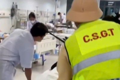 Cảnh sát giao thông Đà Nẵng kịp thời đưa người đột quỵ đi cấp cứu