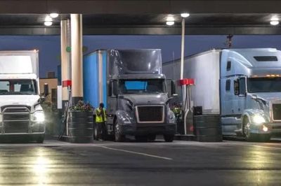 Tổng thống Mỹ Donald Trump ký sắc lệnh giảm giá dầu diesel nhuộm đỏ