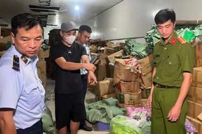 Khởi tố bị can làm hơn 19 tấn bánh kẹo giả xuất xứ nước ngoài