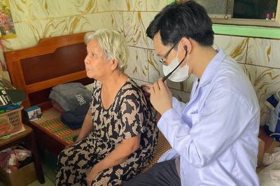 Lâm Đồng: Khám sức khỏe cho người yếu thế tại nhà