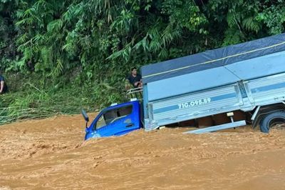 Lũ cuốn trôi ô tô ở Đà Lạt, 3 người may mắn thoát nạn