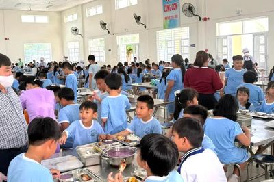 Kiểm tra đột xuất bữa ăn bán trú tại Trường Tiểu học Chu Văn An (xã Long Hải)