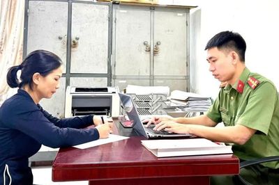 'Nữ quái' trốn truy nã ở nước ngoài về nước đầu thú