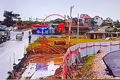 Hai xe đầu kéo đâm trực diện trên cao tốc, đầu xe biến dạng