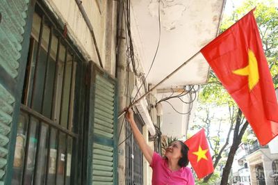 Phố phường Hà Nội rực sắc đỏ chào mừng 72 năm Ngày Giải phóng Thủ đô