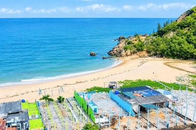 Tháo dỡ loạt hàng quán ở bãi tắm Đá Nhảy sau kết luận của Thanh tra Chính phủ