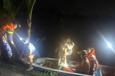 Mưa lớn gây ngập sâu ở TPHCM, 113 người dân được đưa đến nơi an toàn