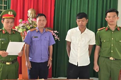 Tưới xăng đốt quần áo gây cháy rụi 2 căn phòng vì vợ uống bia, gọi không về