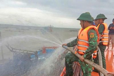 Tàu cá bất ngờ bốc cháy trong đêm