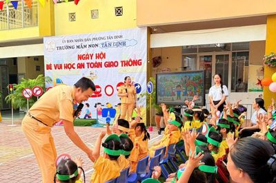 CSGT TP.HCM làm mới cách tuyên truyền trong trường học