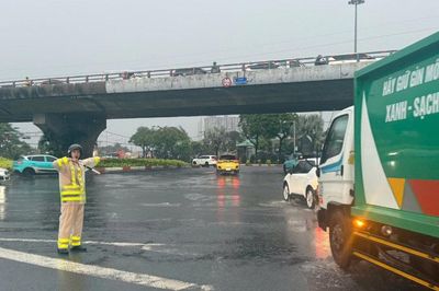 CSGT TP.HCM căng mình giữ an toàn giao thông giữa mùa mưa