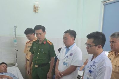 Thiếu niên lái xe máy đi sai làn đường, tông vào cán bộ CSGT
