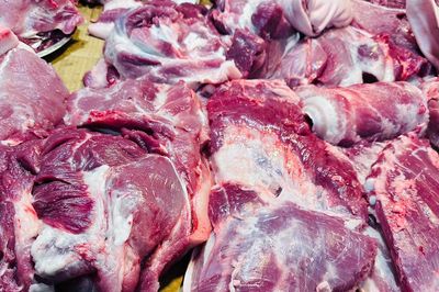 Gần 659.000 tấn thịt giá rẻ tràn về, lợn hơi trong nước giảm giá sâu