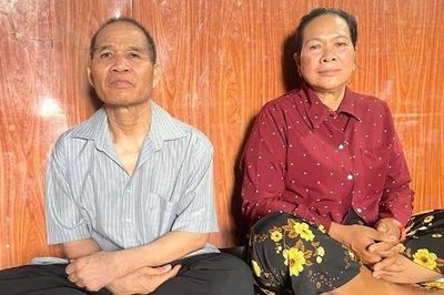Cha trở về sau 8 năm chui lủi tại Thái Lan, con gái khóc nghẹn không nhận ra