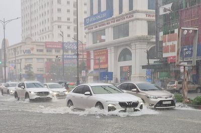 Không khí lạnh tràn vào Quảng Ngãi, TPHCM và Nam Bộ mưa lớn kèm sấm sét dồn dập