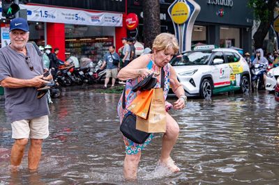 Mưa lớn gây ngập giữa trưa ở trung tâm TPHCM, khách Tây ngỡ ngàng