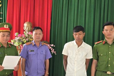 Thấy vợ uống bia, nhảy múa ở tiệc liên hoan, chồng tưới xăng đốt nhà