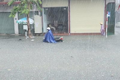Mưa lớn dồn dập khắp miền Trung, Huế và Đà Nẵng mưa đặc biệt lớn