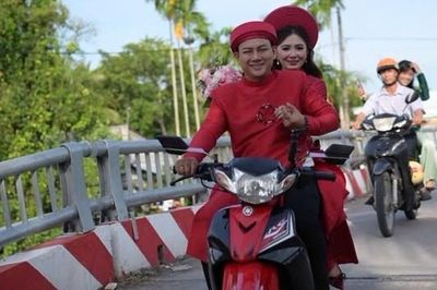 Ca sĩ nổi tiếng Hoài Lâm rước dâu bằng xe máy, Đàm Vĩnh Hưng song ca cùng chú rể