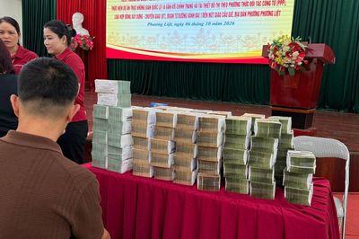 Người dân Hà Nội nhận bao tải tiền bồi thường dự án Quốc lộ 1A