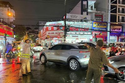CSGT lưu ý 122 điểm nguy cơ ngập do mưa lớn, triều cường ở TPHCM