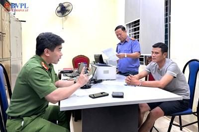 Kiểm sát lấy lời khai đối tượng dùng dao đâm chết người tại cảng Tà Hộc, tỉnh Sơn La