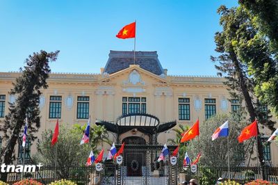 Phố phường Hà Nội rực rỡ cờ hoa chào mừng kỷ niệm 72 năm Ngày Giải phóng Thủ đô