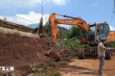 Khắc phục hậu quả vỡ tường bao Mei Sheng Textiles làm nước bùn tràn vào nhà dân