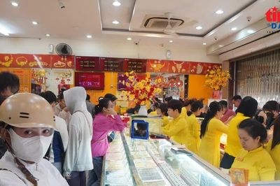 Giá vàng sáng 6/10: SJC ổn định, vàng nhẫn tăng giảm trái chiều