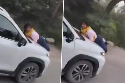 Vợ bám vào nắp capo xe ô tô sau khi bắt quả tang chồng ngoại tình