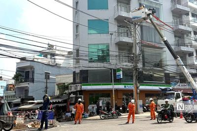 Tp.HCM: Hàng chục trụ điện án ngữ đường Chu Văn An được di dời