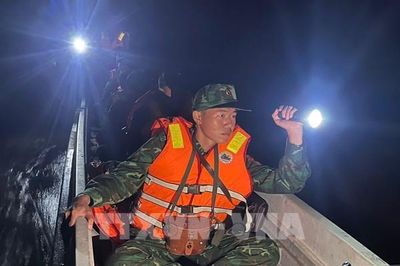 Thức trắng giữa biển nước Đồng Tháp để chặn dòng hàng lậu