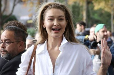 Gigi Hadid lăng xê băng đô kiểu thập niên 90