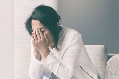 Con gái 8 tuổi mang về chiếc phong bì lạ, người mẹ mới biết sự thật đau đớn về bạn đời