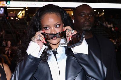 Rihanna đáp trả EJ Johnson sau màn 'đá xéo' tại Paris Fashion Week