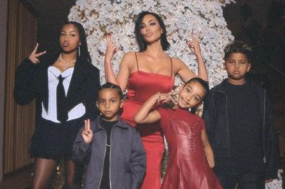 Người mẫu Kim Kardashian gây sốc khi tiết lộ số lượng bảo mẫu chăm sóc 4 con