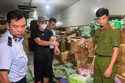 Khởi tố chủ cơ sở sản xuất 19,3 tấn bánh kẹo giả nhập ngoại