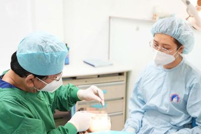 Gặp biến chứng do dùng hàm giả lâu năm