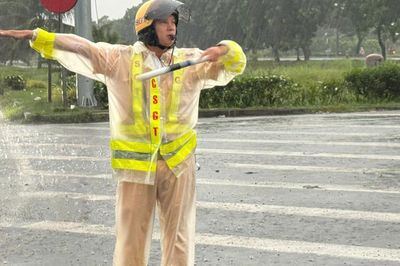 CSGT TP.HCM chủ động ứng phó mùa mưa, kịp thời hỗ trợ người dân