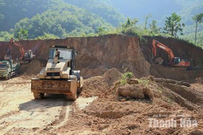 “Tăng ca, tăng kíp” thi công trong mùa lũ