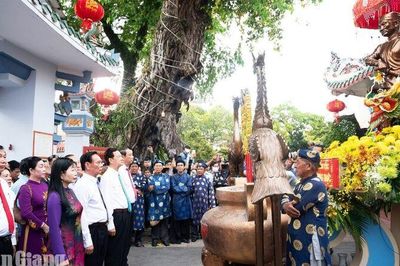 Nguyên Thủ tướng Nguyễn Tấn Dũng dâng hương tưởng niệm Anh hùng dân tộc Nguyễn Trung Trực