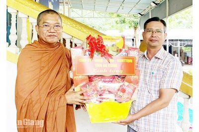 Thăm các chùa Phật giáo Nam tông Khmer tại Tri Tôn nhân dịp Sene Dolta