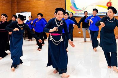 Bắc Ninh: Truyền dạy hát then - đàn tính cho đồng bào dân tộc thiểu số